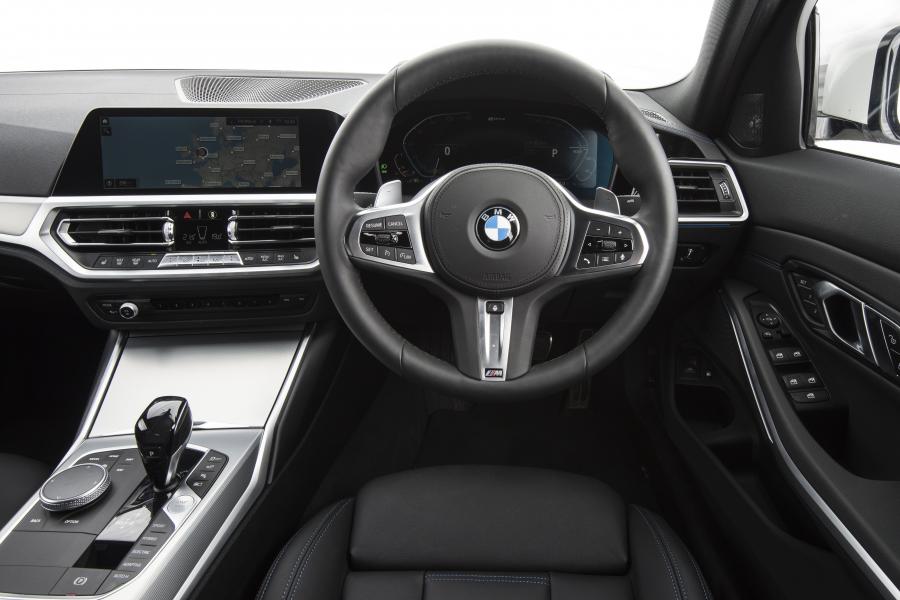 Торпедо BMW 330e M Sport (G20) 2019 года  (UK) (фото 16 из 25)